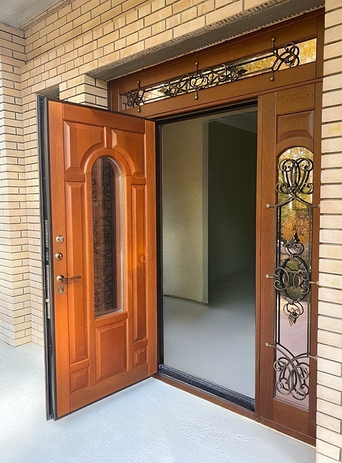 Парадная дверь с ковкой